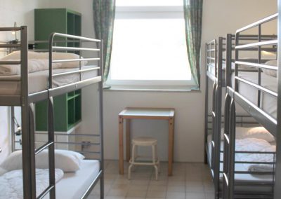 6-Bett-Zimmer mit Waschgelegenheit