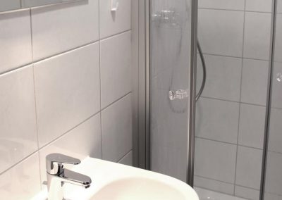 Betreuer-Zimmer mit Dusche/WC